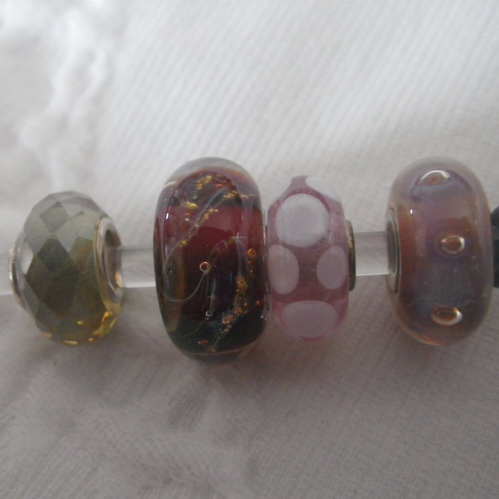 Assorted lot of glass bracelet beads